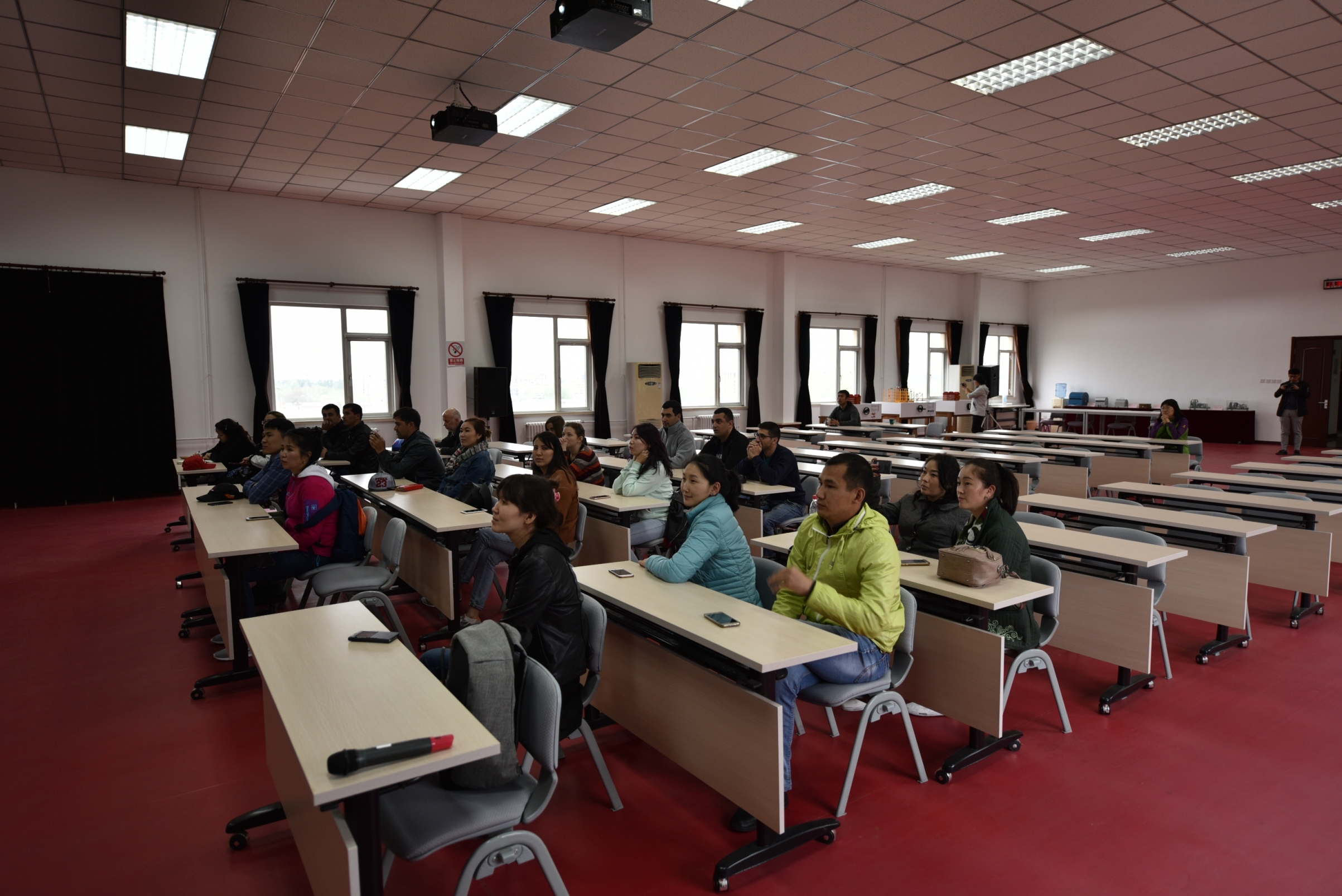 听取观象台概况的介绍